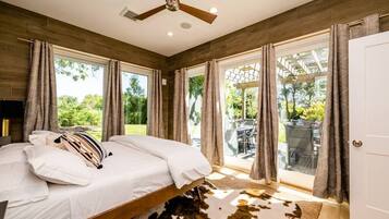 7 Schlafzimmer, Schreibtisch, Bügeleisen/Bügelbrett, Reisekinderbett