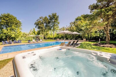 7 Bedroom Country Estate with Large Private Pool!