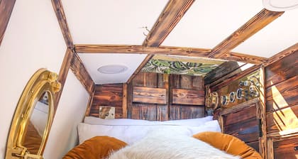 SNUG 30ft NARROWBOAT WITH INDOOR FIREPLACE