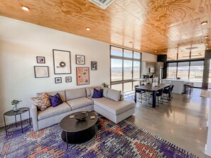 Smart TV, fireplace, stereo, computer monitors - Lakeside Oasis the Gorge Amphitheatre and Cave B Winery - Ancient Lakes Retreat (Quincy)