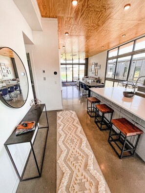 Interior - Lakeside Oasis the Gorge Amphitheatre and Cave B Winery - Ancient Lakes Retreat (Quincy)