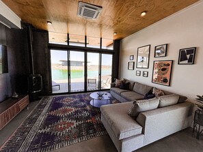 Smart TV, fireplace, stereo, computer monitors - Lakeside Oasis the Gorge Amphitheatre and Cave B Winery - Ancient Lakes Retreat (Quincy)