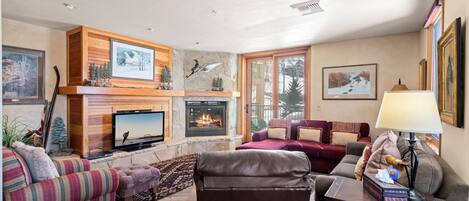 Smart-TV, Kamin, DVD-Player, Bücher