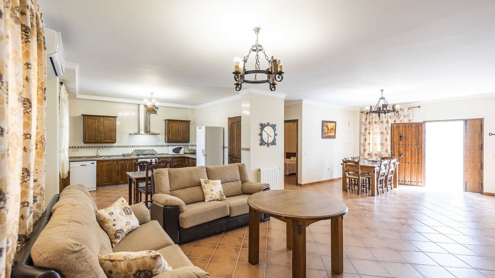 Een televisie, een open haard en een tafeltennistafel