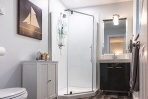 Een bad, een haardroger, handdoeken, toiletpapier