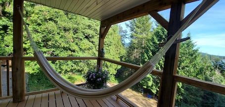 Terrace/patio. Family & dog friendly for 6 people - walking distance to 4 lakes!