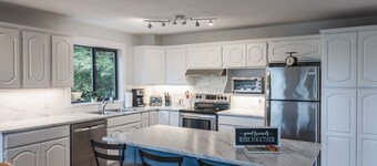  Family & dog friendly for 6 people - walking distance to 4 lakes!