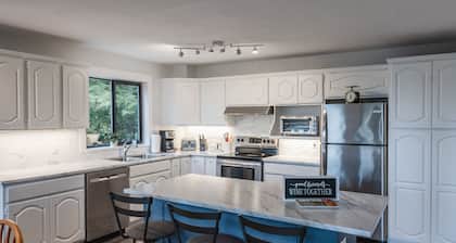 Family & dog friendly for 6 people - walking distance to 4 lakes!