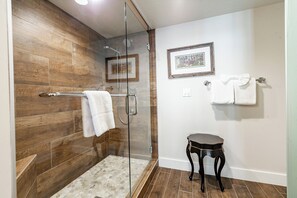 Badkar/dusch, hårtork och handdukar
