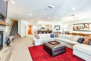 Smart-TV, Kamin, DVD-Player, Bücher