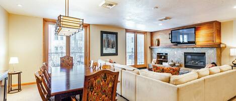 Una Smart TV, una chimenea, un reproductor de DVD, libros