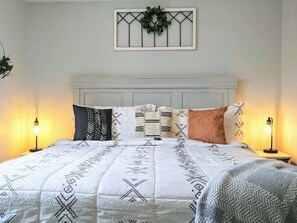 6 bedrooms, iron/ironing board, travel cot, WiFi - Cliffside Cottage - Sleeps 20! - Two Roomy Condos (Branson)