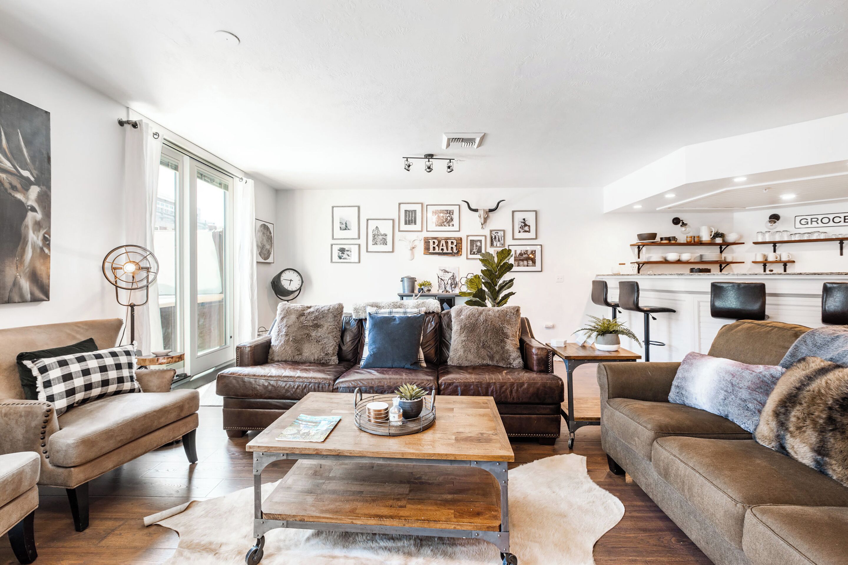 Smart-TV, peis, DVD-spiller og bøker