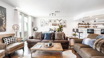 Smart-TV, peis, DVD-spiller og bøker