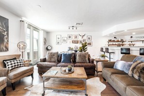 Smart-TV, Kamin, DVD-Player, Bücher