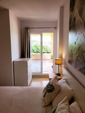 1 slaapkamer, een strijkplank/strijkijzer, gratis wifi, beddengoed