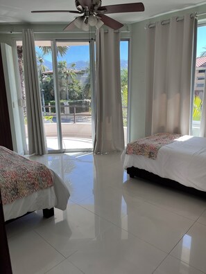 4 slaapkamers, een bureau, een strijkplank/strijkijzer, reisbedje