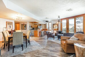 Smart TV, fireplace, DVD player, books - Caledonian 212 | Ski-In/Out | Private Hot Tub | Town View | Steps to Town Lift (Park City)