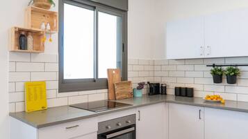Køleskab, mikrobølgeovn, ovn, kogeplade