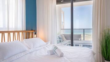 4 habitaciones y tabla de planchar con plancha