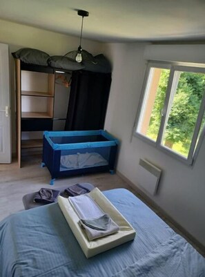 2 bedrooms, desk, iron/ironing board, travel crib