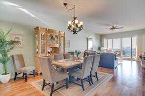 Dining - Coastal Condo w/ Harbor Views: Steps to Beach! (Clearwater)