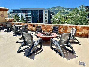 Outdoor dining - Sundial C215 | Ski-in/Ski-out | Fireplace | Full Kitchen | Mountain Views | Pools & Hot Tubs (Park City)