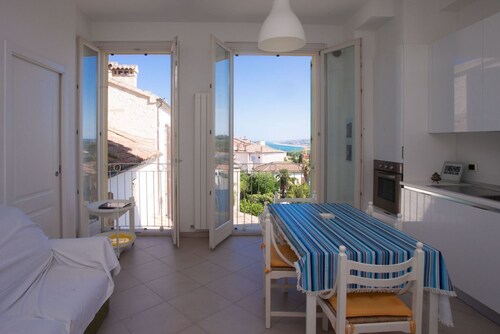 N236 Numana, two-room apartment with sea view in the heart of the town