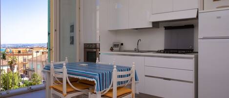 冷蔵庫、オーブン、ダイニングテーブル