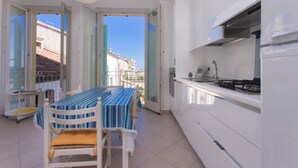 Fridge, oven, dining table - N236 Numana, two-room apartment with sea view in the heart of the town (Numana)