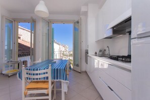 Fridge, oven, dining tables - N236 Numana, two-room apartment with sea view in the heart of the town (Numana)