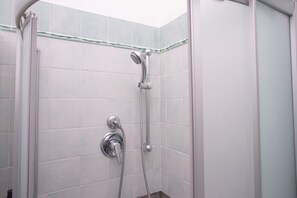 Regadera, bidet, toallas 