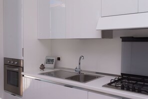 Réfrigérateur, four, tables à manger