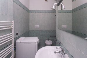 Shower, bidet, towels - N236 Numana, two-room apartment with sea view in the heart of the town (Numana)
