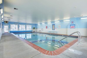 Pool - Luxury Top Floor Beachfront Super Condo -Sleeps 8! (Lincoln City)