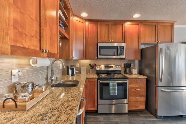 Refrigerador, microondas, horno y parrilla de estufa 