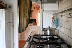 Frigorífic, forn, rentaplats i una taula de menjador 