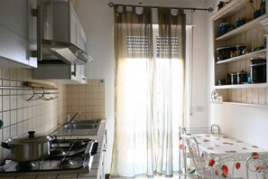 Jääkaappi, uuni, astianpesukone, ruokailupöytä