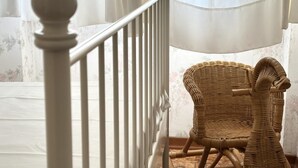 A staircase with a white balustrade leading to a room with a wicker chair and a window with sheer curtains. - M292 - Marcelli, four-room apartment with garden 50 meters from the sea (Marcelli)