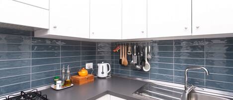 冷蔵庫、オーブン、食器洗い機、ダイニングテーブル