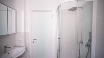 Douche, bidet, serviettes fournies