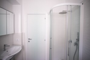 Shower, bidet, towels
