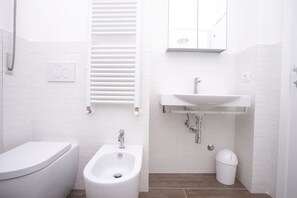 Shower, bidet, towels