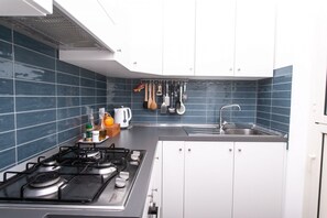 Kühlschrank, Ofen, Geschirrspüler, Esstisch