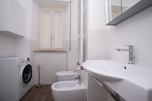 Douche, bidet, serviettes fournies