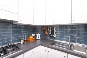 Kühlschrank, Ofen, Geschirrspüler, Esstisch