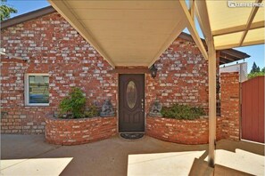 Exterior detail - Fully Furnished Cottage Los Angeles California (Los Angeles)