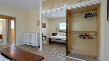 3 bedrooms, in-room safe, desk, iron/ironing board