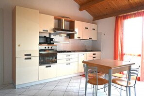 Frigorífico, horno y lavavajillas