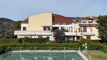 Een verwarmd zwembad